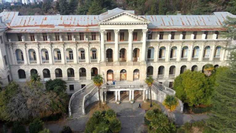 Парковка у санатория Орджоникидзе